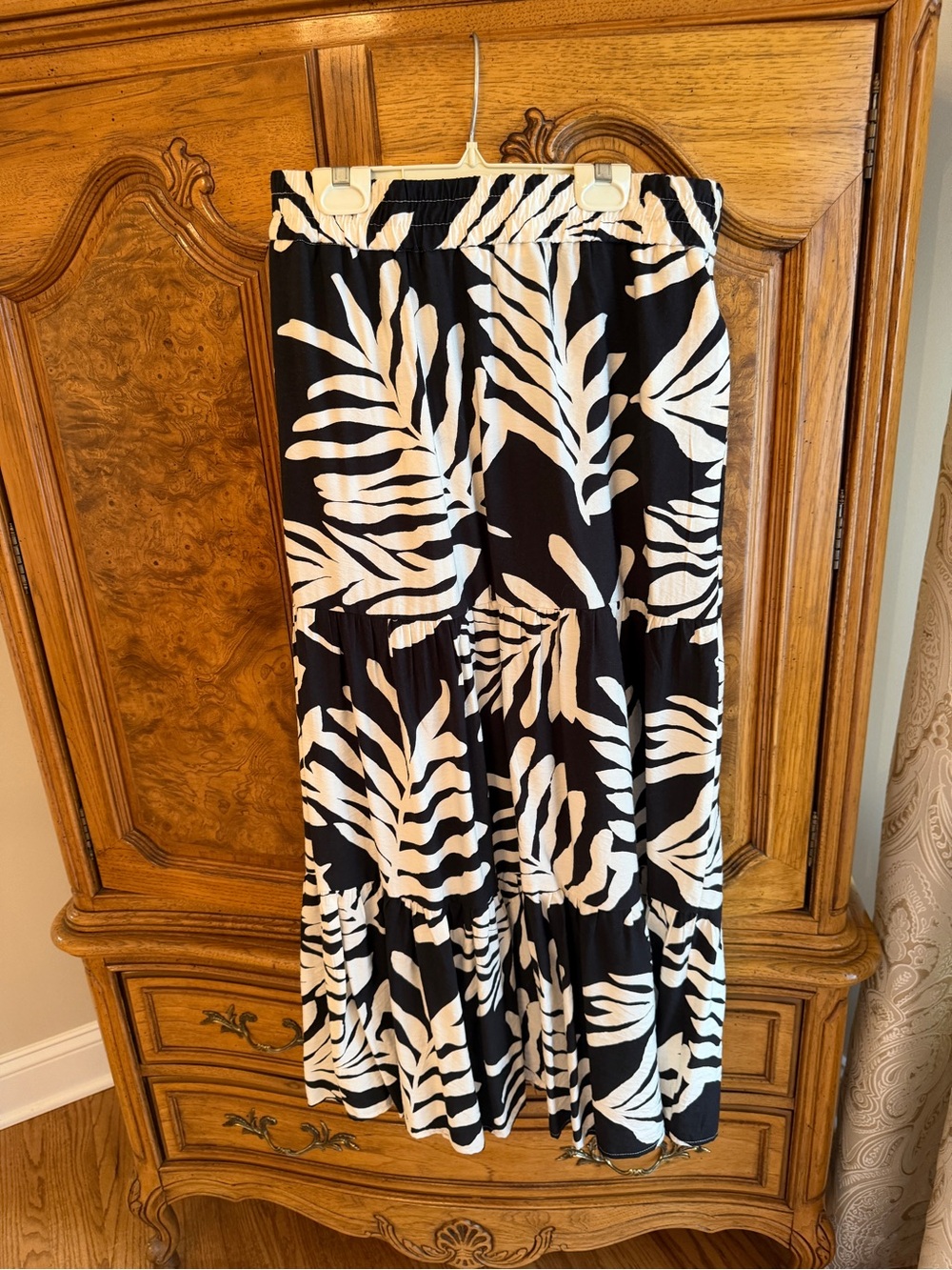 Jules & Leopold Black and White Leaf-Print Midi Skirt